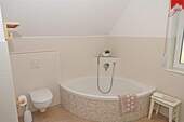 Badezimmer mit Eckbadewanne - 