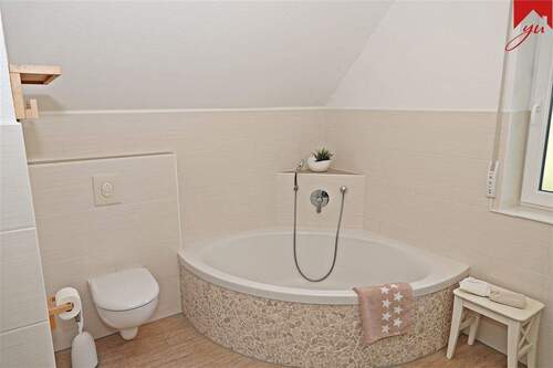 Badezimmer mit Eckbadewanne - 