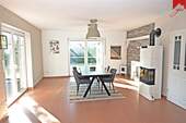 Esszimmer mit gemütlichem Kamin - 