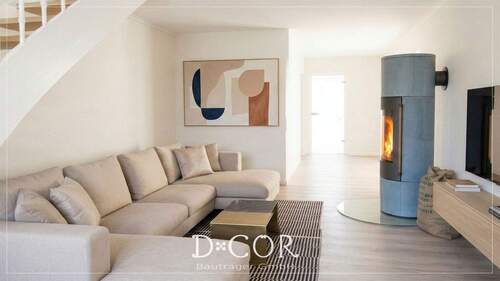 Wohnen: Kamin, Lese & Fernsehbereich (KI-Bearbeitung) - 