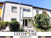 Vorderaufnahme Haus - CITYHOUSE: Energetisch saniertes Reihenmittelhaus mit Balkon, Garten, Keller und TG-Stellplatz