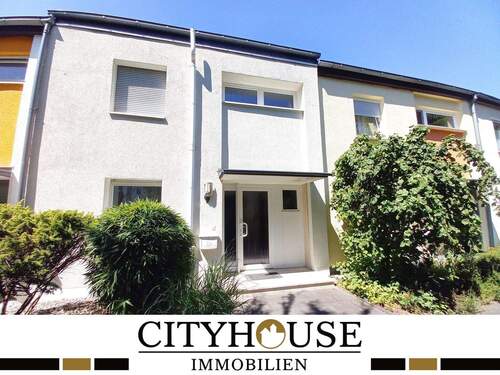 Vorderaufnahme Haus - CITYHOUSE: Energetisch saniertes Reihenmittelhaus mit Balkon, Garten, Keller und TG-Stellplatz