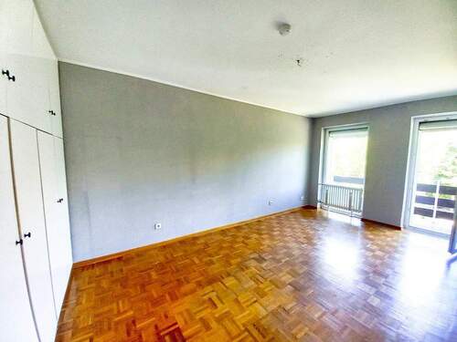 Elternschlafzimmer mit Einbauschrank und Balkonzugang - 