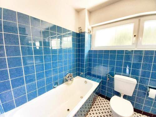 Badezimmer mit Wanne und Dusche - 