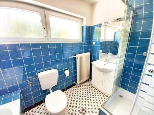 Badezimmer mit Wanne und Dusche - 