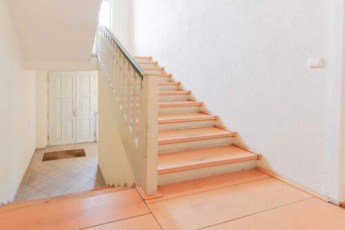 Treppenhaus - Etagenwohnung mit 74,80 m² in Dresden zur Miete