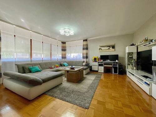 Wohnzimmer EG - 9 Zimmer Mehrfamilienhaus, Wohnhaus in Welzheim