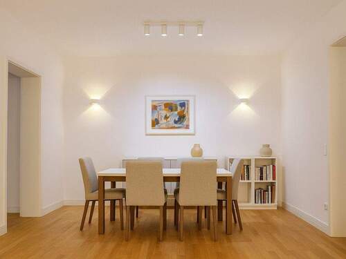 Bright Modern Dining Space - 2 Zimmer Etagenwohnung in Berlin
