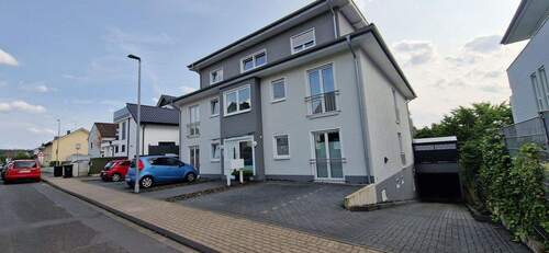 Außenansicht mit Tiefgarage - Ohne Makler, EG 3-Zimmer Eigentumswohnung in Mitte Lohmar mit Garten, Aufzug und Tiefgarage