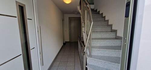 Treppenhaus mit Aufzug - 