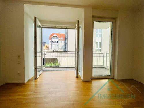 Wohnzimmer mit Balkon - 