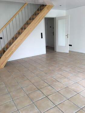 Wohnzimmer mit Zugang zum OG - 