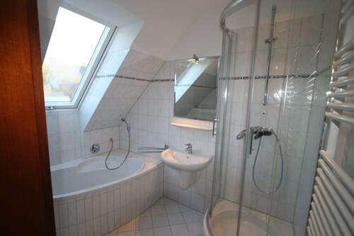 Bad mit Dusche und Wanne! - 