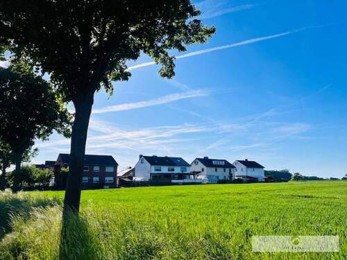 Blick übers angrenzende Feld zur Immobilie .... - 
