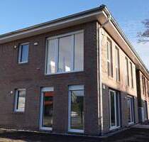 Neubau- Erstbezug! Ansprechende 3-Zimmer-Obergeschosswohnung mit Einbauküche am Stadtrand von Esens!