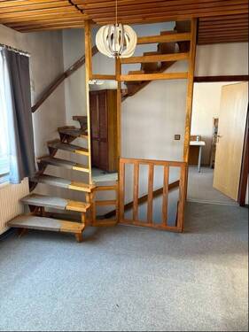 Diele mit Treppe zum Obergeschoß - 