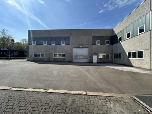 Außenansicht Toreinfahrt - Halle zur Miete in Remscheid