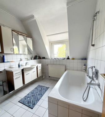 Großes Tageslichtbad mit Wanne - 