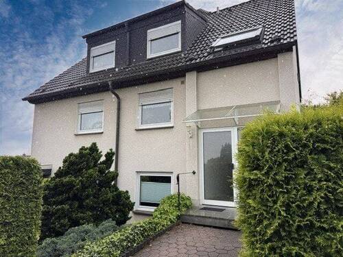 Vorderansicht - Charmante Dachgeschosswohnung im 3-Familienhaus mit großem Sonnenbalkon und unverbaubarem Weitblick