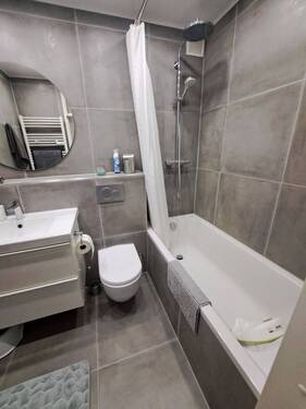 Bad mit WC - **Schöne Dreiraumwohnung mit Balkon, KAUFEN statt mieten!!***