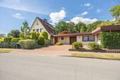 Straßenansicht Osten - Wohnen und Entwickeln - Einfamilienhaus mit Baugrundstück