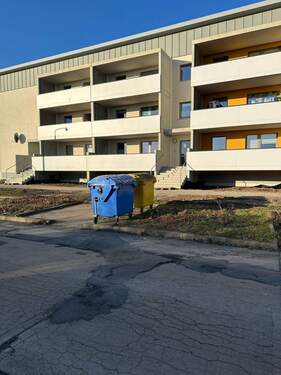 Gebäudeansicht - Neu sanierte 3 Raumwohnung im sanierten Wohnhaus mit herrlicher Aussicht im 2.OG sofort bezugsfertig