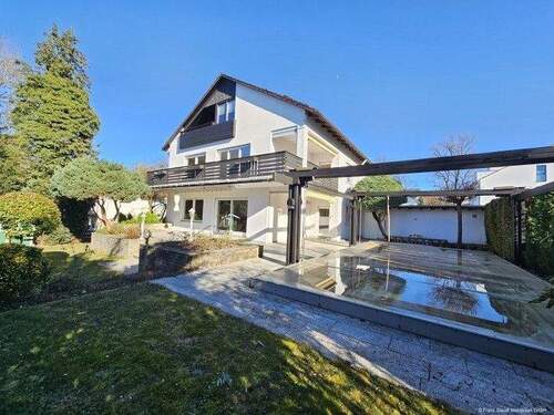 Gartenansicht mit Pool - 3-Familienhaus in traumhafter Lage mit großem Garten und Pool