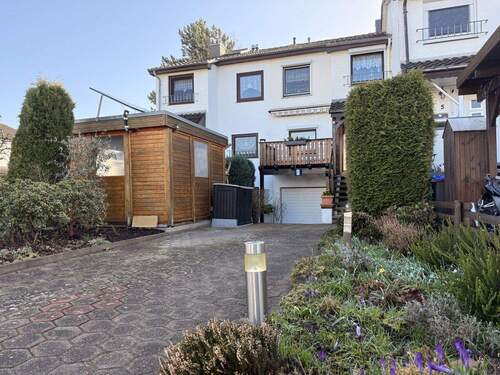 Vorderansicht - Zentral wohnen in Leeste: Gepflegtes Reihenmittelhaus mit Wintergarten und Garage!