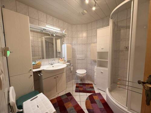 innenliegendes Badezimmer mit Dusche - 