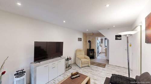 Wohnbereich mit Kaminofen und Blick in die Küche - 2 Zimmer Doppelhaushälfte zum Kaufen in Hamm
