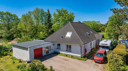 Platz für Ihre Fahrzeuge - 8 Zimmer Einfamilienhaus in Bollingstedt