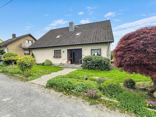 Straßenansicht - 7 Zimmer Mehrfamilienhaus, Wohnhaus zum Kaufen in Lage
