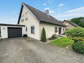 Straßenansicht mit Garage - 