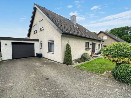 Straßenansicht mit Garage - 