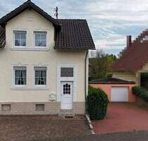Gepflegtes Häuschen mit tollem Garten in bester Lage. - Schwalbach