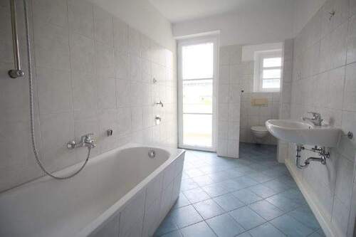 Bad mit Wanne und WM-Anschluss - 