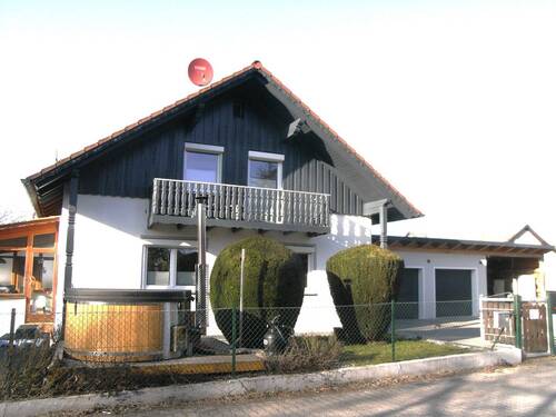 Ansicht 1 - Liebevoll modernisiertes Einfamilienhaus mit Doppelgarage u. Carport