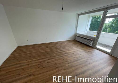 Wohnzimmer mit Ausgang zur Loggia - Wohnen mit Komfort und Ruhe – ideal für Senioren : Attraktive 2-Zimmer-Wohnung mit Loggia, Balkon, Aufzug und hochwertiger Ausstattung in DU-Homberg