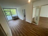 Blick zum Essbereich und Wohnraum - 2 Zimmer Etagenwohnung in Duisburg