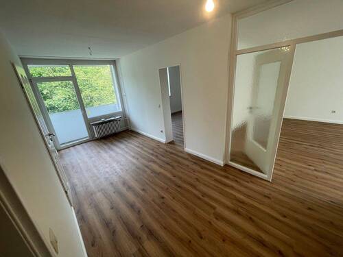 Blick zum Essbereich und Wohnraum - 2 Zimmer Etagenwohnung in Duisburg