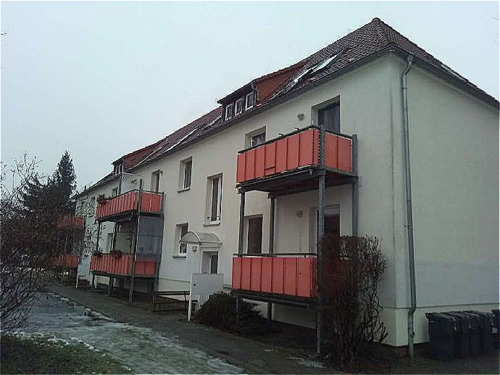 Hausansicht - Sonnige 2-Zimmer-WE, 1. OG, EBK, renoviert, ruhige Grünlage