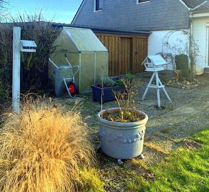 Seitenterrasse mit Gewächshaus - 