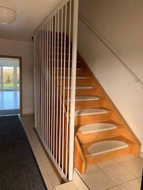 Solide Holztreppe zum OG - 