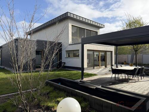 Rückansicht - IMMOBILIEN GUMNIOR präsentiert: Luxuriöses Wohnen in moderner Architektur mit privatem Gartenparadies