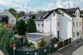Straßenansicht - Raum für Generationen: Großzügiges Stadthaus mit Kellergewölbe & Garage