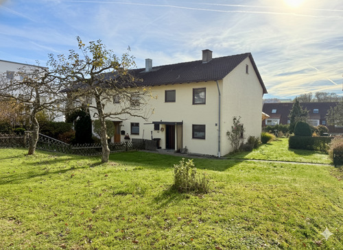 Gartenfreude pur - Familienhaus mit Wohlfühlfaktor: Garten, Kamin, Platz & zwei Garagen