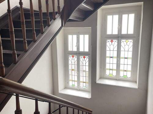 Treppenhaus - 202604.1 Stilvolle Wohlfühlwohnung mit Holzdielen und hohen Decken in schönem Gründerzeithaus