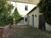 Hinteransicht + Nebengebäude - 