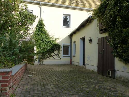 Hinteransicht + Nebengebäude - 