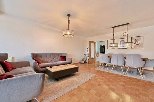 Wohn-/Essbereich - Großzügige 3-Zimmer-Wohnung mit gemütlichem Balkon und Aussicht